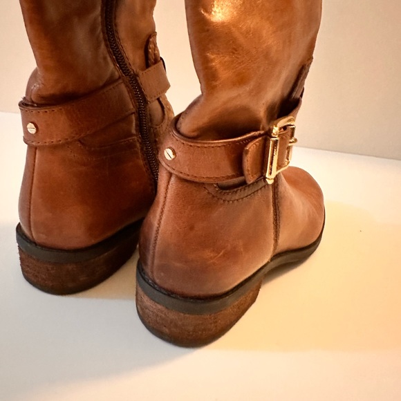 Vince Camuto brown boots.  Distressed finish lug sole. Genuine leather upper 🍂 - Picture 3 of 7